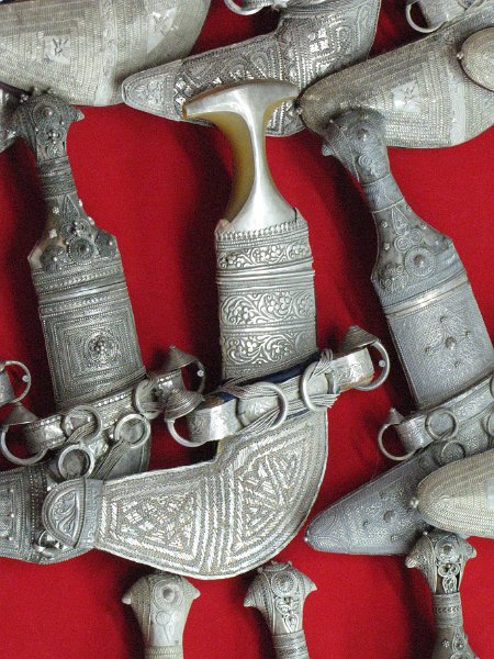 040211_nizwa khanjar.JPG - De khanjar, een dolk die door de Omaanse man word gedragen bij speciale gelegenheden.